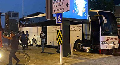 Şişli'de şehirlerarası otobüs seyir halindeyken alev aldı