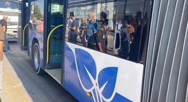 Sollama yapan EGO halk otobüsü kamyonun kasasına vurdu