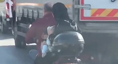 Sultanbeyli'de bir motosiklette 4 kişi: O anlar kamerada