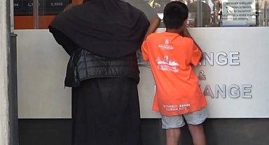 Taksim'de kadın dilenci, turistlerden aldığı parayı döviz bürosunda TL'ye çevirdi