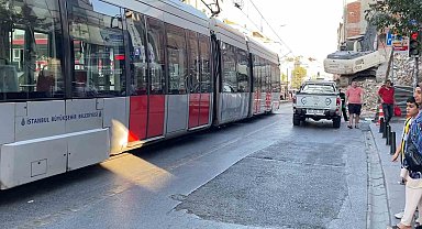 Tehlikeli bina yıkımına rağmen İBB'nin tramvay seferleri devam etti