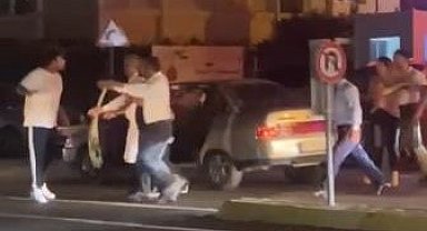 Tuzla'da valeler ve araç sürücüsü arasında tekmeli sopalı kavga kamerada