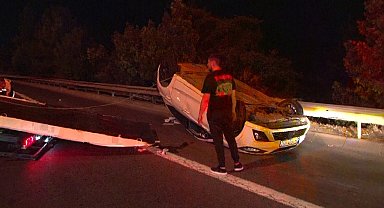 Ümraniye'de şerit değiştirirken başka bir araca çarpan otomobil takla attı: 1 yaralı