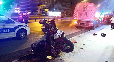 Üsküdar'da motosiklet İBB'nin yol temizleme aracına çarptı: 1 ağır 2 yaralı