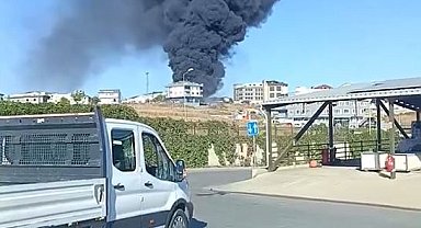 Arnavutköy'de otluk alanda çıkan yangın depoya sıçradı