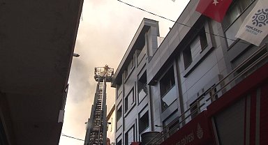 Ataşehir'de 4 katlı mobilya dükkanının çatısı alev alev yandı