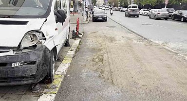 Ataşehir'de devrilen kamyon 3 araca zarar verdi