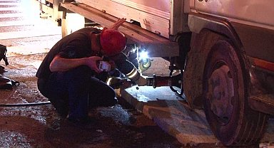 Ataşehir'de kamyonet MOBESE direğine çarptı