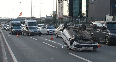 Bahçelievler'de bariyere çarpan araç takla attı