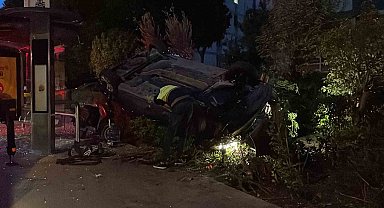 Bakırköy'de takla atan araç sitenin bahçesine devrildi: 2 yaralı