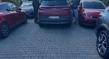 Başakşehir'de iki kadın sürücünün ters yön kavgası kamerada