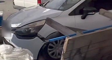Beykoz'da fren yerine gaza basan sürücü pazar alanına daldı: 2 yaralı