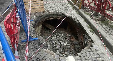 Beyoğlu'nda çöken yol güvenlik kamerasında