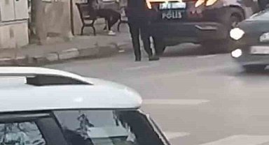 Cadde ortasında ağzına silah dayadı
