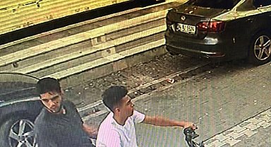 Döviz bürosunda para bozduran adam kapkaççıların hedefi oldu