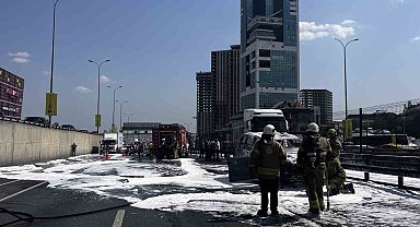 E-5 karayolu seyir halindeki araç alev alev yandı