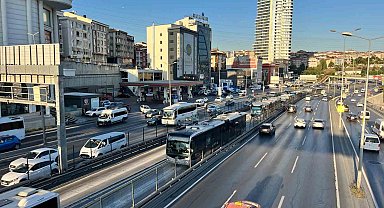 Esenyurt'ta metrobüsün tekerlekleri fırladı: Faciadan dönüldü