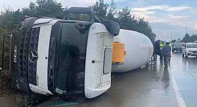 Eyüpsultan'da seyir halindeki beton mikseri devrildi