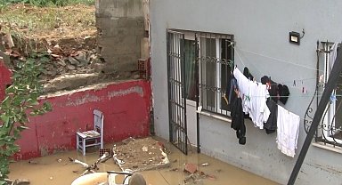 Eyüpsultan'da yağmur nedeniyle inşaat duvarı yıkıldı, yan binanın bodrumunu su bastı