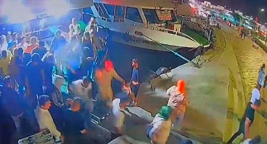 Fatih'te dehşet anları kamerada: Anne ve çocuğu tur teknesinden denize düştü