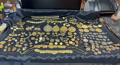 Fatih'te tarihi eser operasyonunda 796 sikke ve obje ele geçirildi