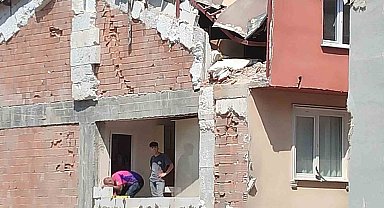 Güngören'de yıkım sırasında yan binanın duvarı ve çatısı zarar gördü