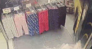 İETT otobüsünün gelinlik dükkanına girdiği anlar kamerada