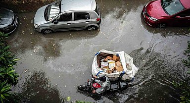 İstanbul'da aniden bastıran sağanak vatandaşlara zor anlar yaşattı