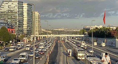İstanbul'da okulun ilk günü trafik yoğunluğu yaşandı