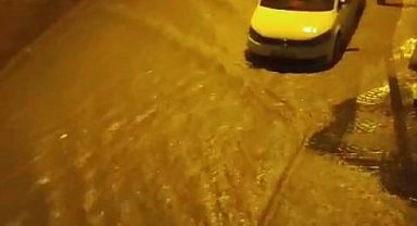 İstanbul'da sağanak etkili oldu, yollar dereye döndü