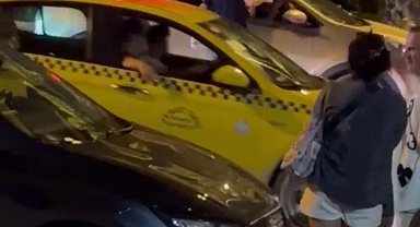 Kadıköy'de aracın önünü kesip darp ettiler: O anlar kamerada