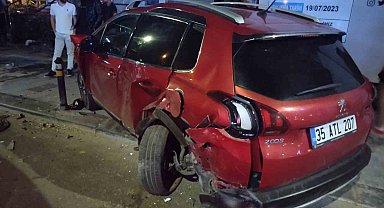 Kadıköy'de kontrolden çıkan otomobil park halindeki araçlara çarptı: 4 yaralı
