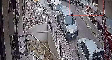 Kamyonun devirdiği market tabelası alışverişten çıkan adamın kafasına düştü