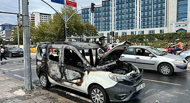 Kartal'da adliye önüne getirdiği aracını ateşe verdi