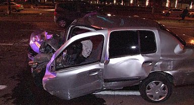 Kartal'da kontrolden çıkan otomobil refüje girdi: 2 ağır yaralı
