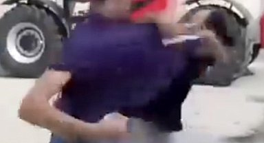 Kavga eden arkadaşlarını boks ringindeymiş gibi izleyip tezahürat ettiler