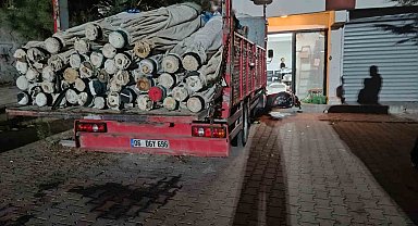 Kontrolden çıkan kamyon dükkana daldı