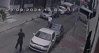Küçükçekmece'de servis minibüsü binaya çarptı