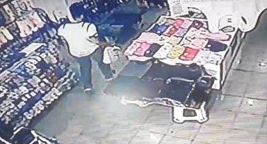 Mağaza kasasından 4 bin lira çalan hırsız kamerada