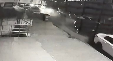Maltepe'de alkollü sürücü park halindeki 3 araca çarptı