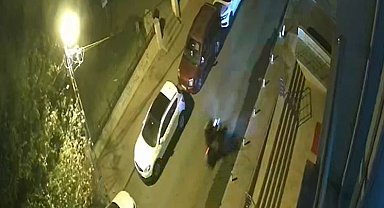 Motosikletli şahıs emlak ofisini kurşunladı; o anlar kameraya yansıdı