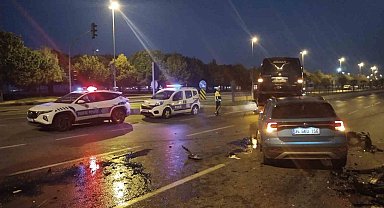 Pendik'te hafif ticari araç ile otomobil çarpıştı: 3 yaralı