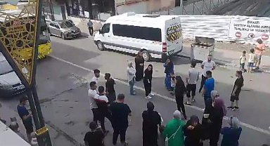 Pendik'te İETT otobüsünün çarptığı binanın sakinleri, yıkılan bina önünde eylem yaptı