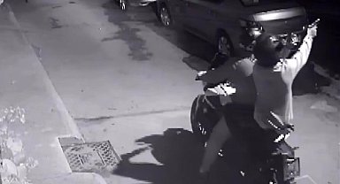 Pendik'te motosikletli şahıs hem apartmana ateş etti, hem videoya aldı