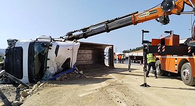 Sultanbeyli'de hafriyat yüklü kamyon devrildi: 1 yaralı