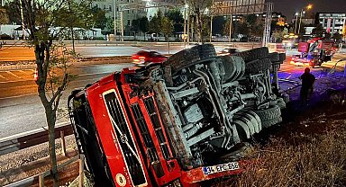 Sultangazi'de karşı şeride geçen hafriyat kamyonu, bariyere çarparak devrildi