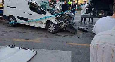 Süratli giden hafif ticari araç park halindeki tıra ok gibi saplandı: 1 ölü