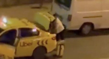 Taksi şoförüyle yolcunun kavgası kamerada, "Polis çağırın, yardım edin"