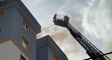 Ümraniye'de 10 katlı binanın çatısı alevlere teslim oldu