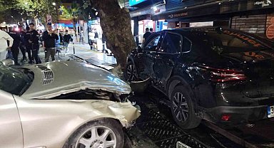Üsküdar'da kontrolden çıkan araç park halindeki otomobile çarptı: 1'i ağır 4 yaralı